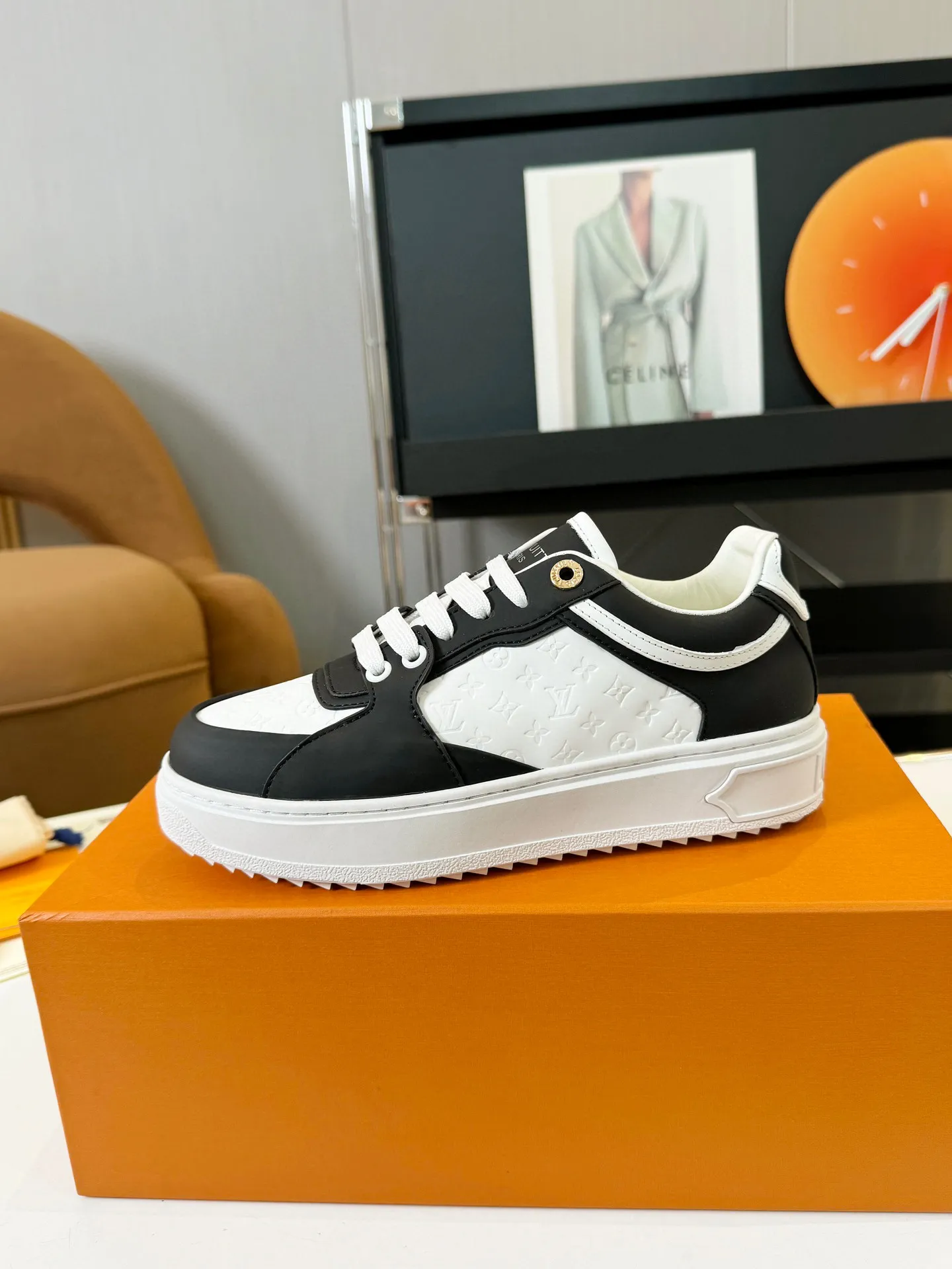 Men's Men's Shoes 💰💰660 Women's LV [Beverly Hills Sports Shoes Series] This Beverly Hills sports shoes are made of grained cow leather with Damier pattern, echoing the current season's leather goods series. The thick rubber outsole is lightweight, and an embossed Louis Vuitton logo adds a branding touch. Padded insole and technical fabric lining enhance comfort.  Detailed Features ♛ Embossed grained cowhide leather ♛ Ultra-lightweight rubber outsole ♛ Louis Vuitton logo on tongue and outsole ♛ Size: 35-40